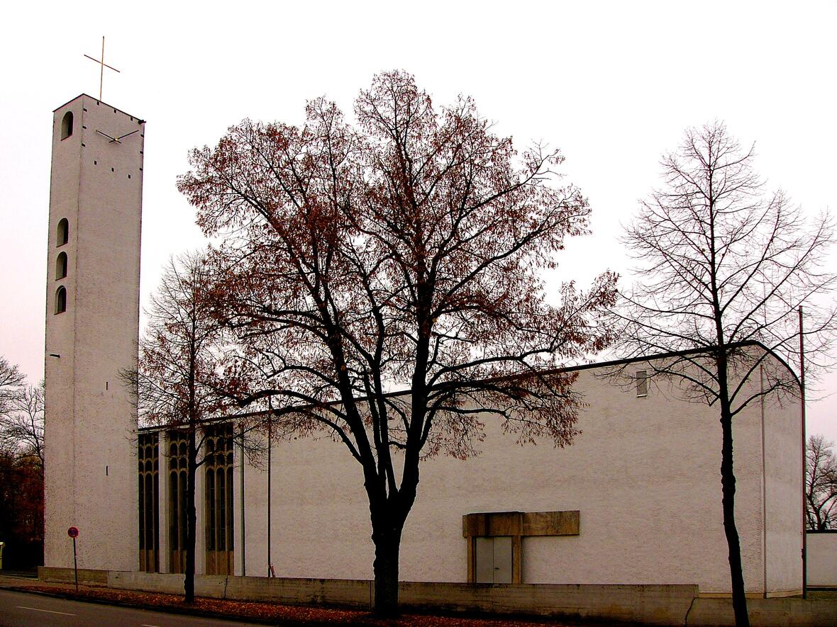 Kath. Pfarrkirche zum Heiligsten Erlöser; Saalbau auf dreieckigem Grundriss, mit freistehendem Campanile und nördlich angebauter Kapelle, von Thomas Wechs, 1959-61; mit Ausstattung;
Pfarrhaus und Pfarrsaal, angeschlossene erdgeschossige Nebengebäuden mit Flachdach.