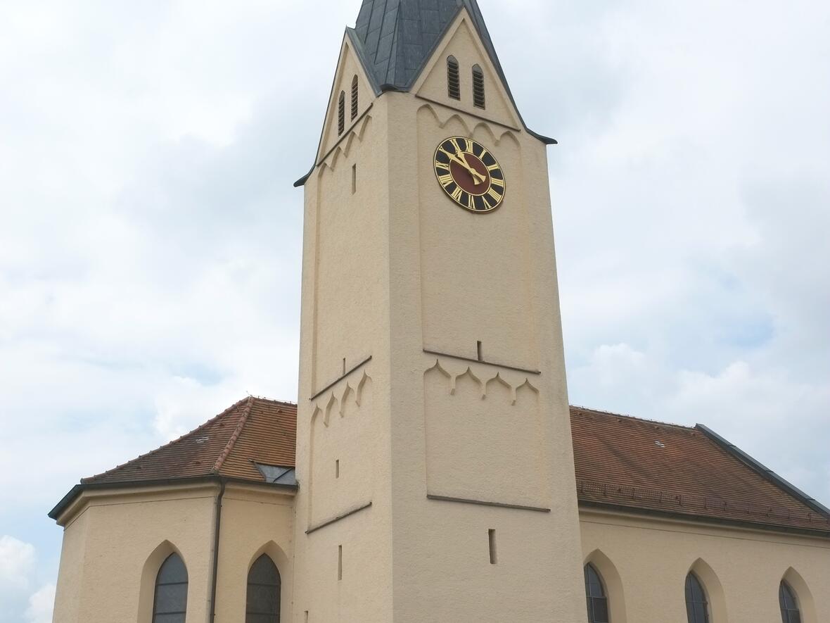 Katholische Pfarrkirche St. Felizitas in Anried, einem Ortsteil von Dinkelscherben im Landkreis Augsburg (Bayern)