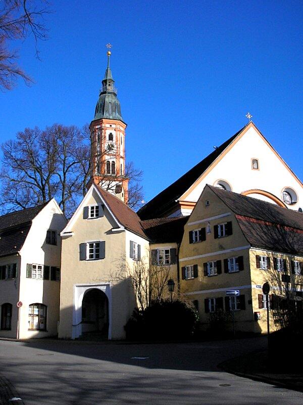 Pfarrkirche St. Michael (Mering, Landkreis Aichach-Friedberg, Bayerisch-Schwaben). Gesamtansicht mit dem Torhaus der ehemaligen Befestigung. Eigene Aufnahme, März 2007 / Parish church St. Michael (Mering near Augsburg, Bavaria, Germany). Total view with the gate of the former fortifications. Own photo, March 2007