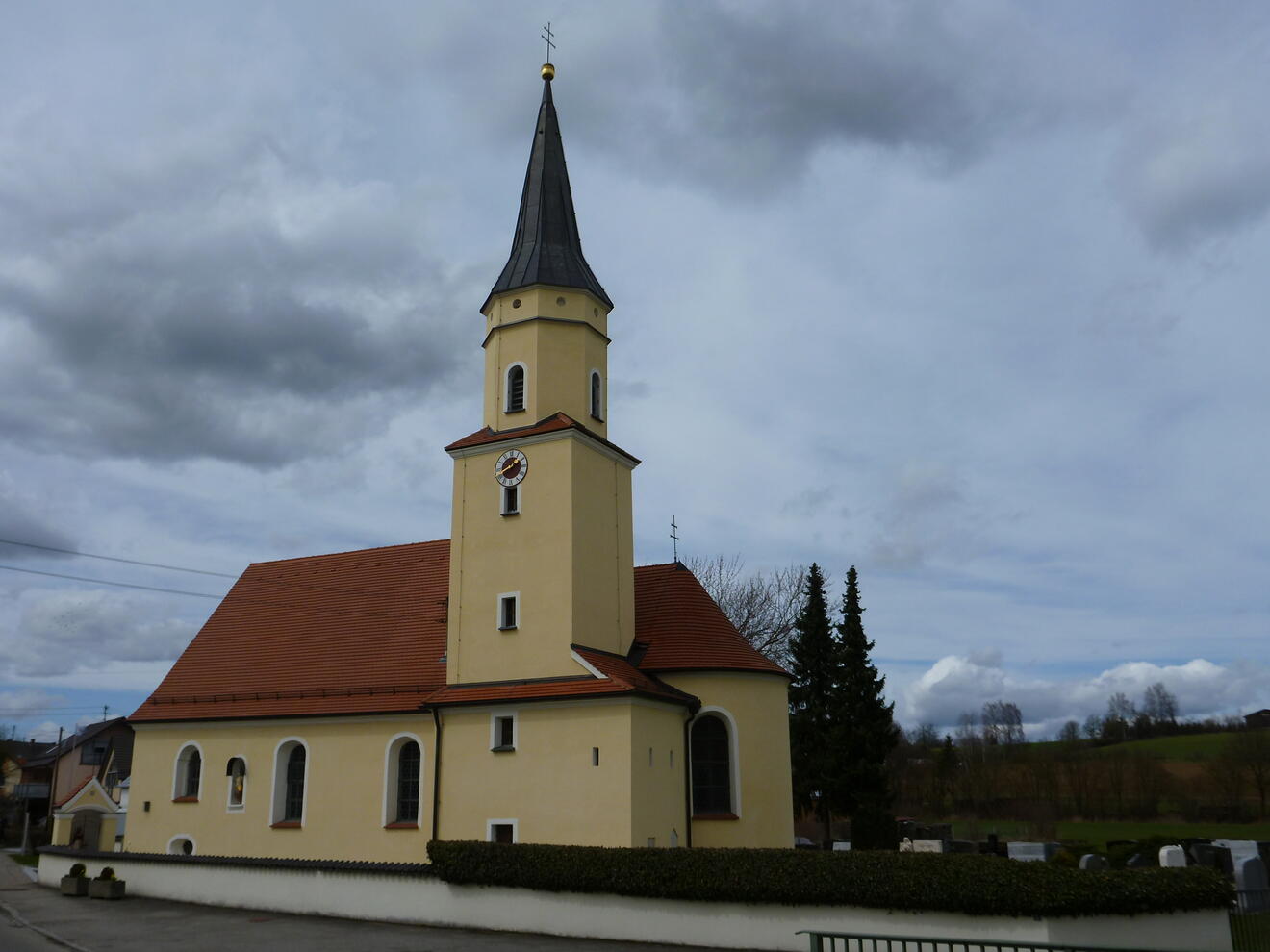 Katholische Pfarrkirche St. Sebastian, Saalbau mit eingezogenem Chor und südlichem Turm mit geknicktem Spitzhelm, barocke Anlage von Valerian Brenner, 1698; mit Ausstattung.