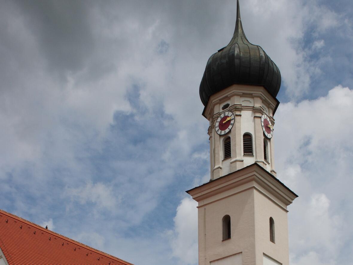 Katholische Pfarrkirche St. Laurentius in Agawang, einem Ortsteil von Kutzenhausen im Landkreis Augsburg (Bayern), 1732 von Joseph Dossenberger d. Ä. aus Wollishausen erbaut, Turm mit Zwiebelhaube