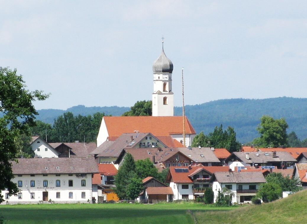 Antdorf im Landkreis Weilheim-Schongau von Süden.