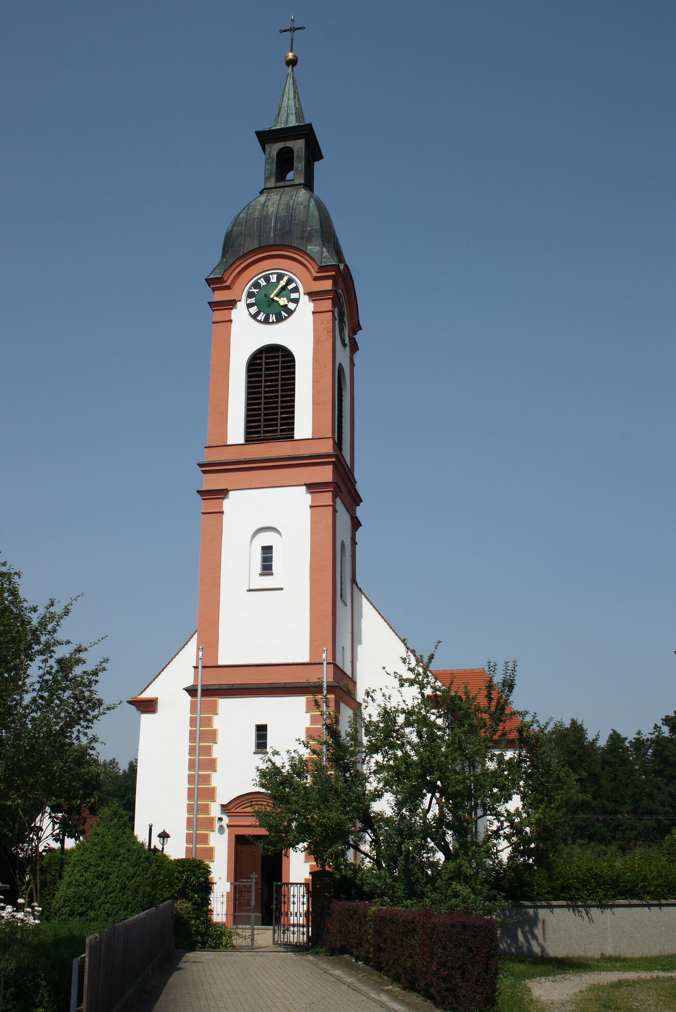 Katholische Pfarrkirche St. Stephan in Autenried, einem Ortsteil von Ichenhausen im Landkreis Günzburg (Bayern), 1708/09 Neubau durch Johann Georg Reiner, 1765/66 Umgestaltung durch Joseph Dossenberger d.J., neubrocker Turm mit welscher Haube, Laterne und Spitzhelm, von 1890