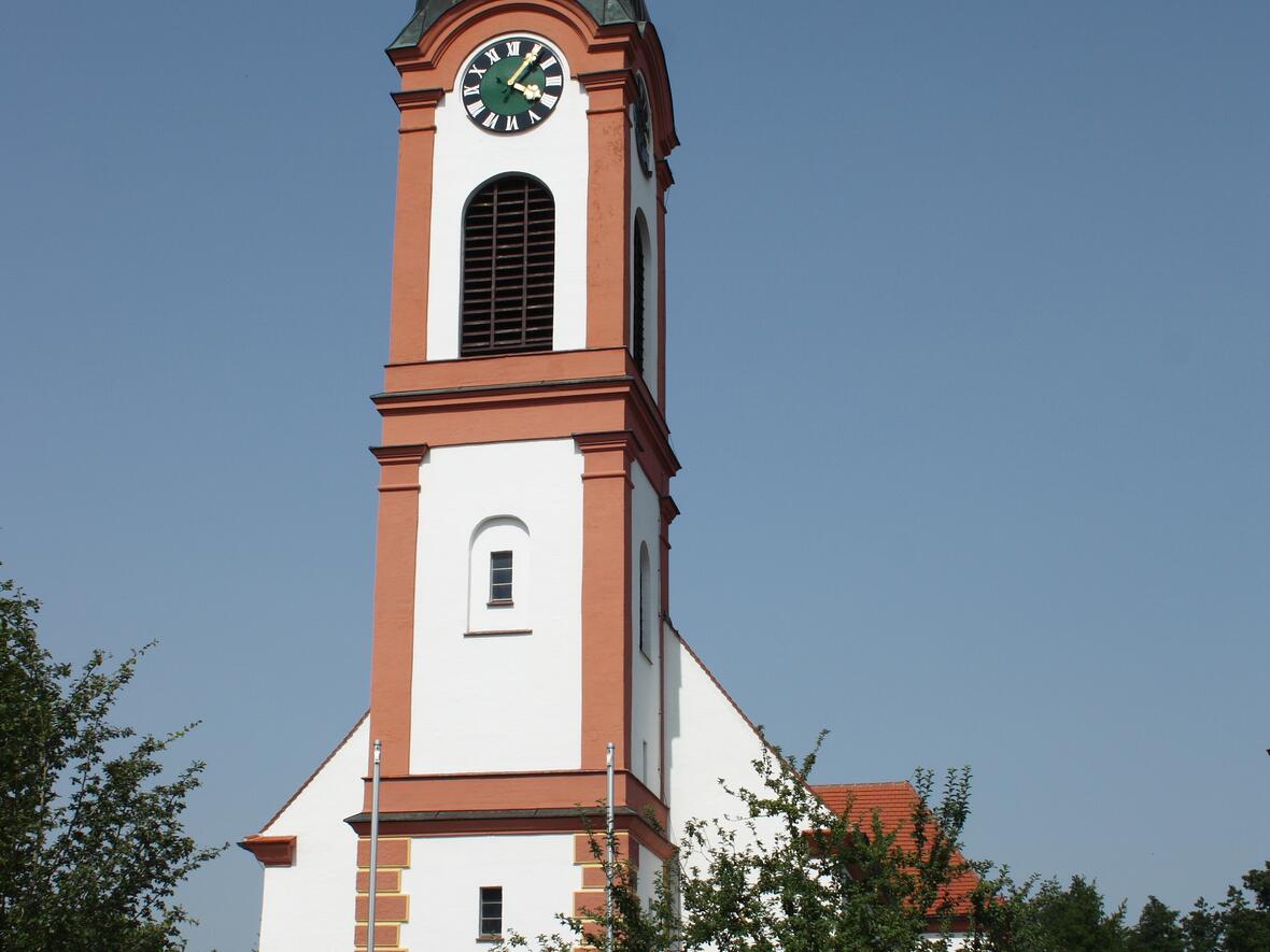 Katholische Pfarrkirche St. Stephan in Autenried, einem Ortsteil von Ichenhausen im Landkreis Günzburg (Bayern), 1708/09 Neubau durch Johann Georg Reiner, 1765/66 Umgestaltung durch Joseph Dossenberger d.J., neubrocker Turm mit welscher Haube, Laterne und Spitzhelm, von 1890