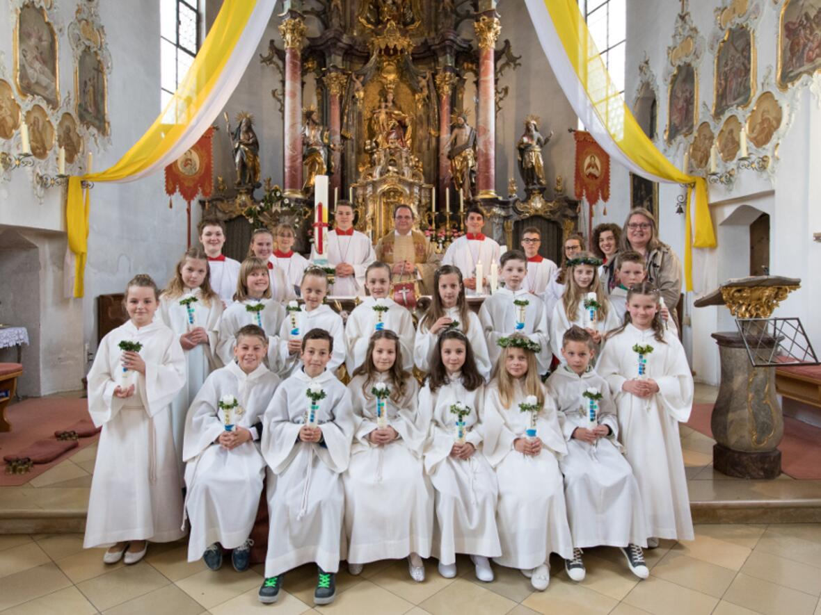 16-kinder-feiern-ihre-erstkommunion1883417