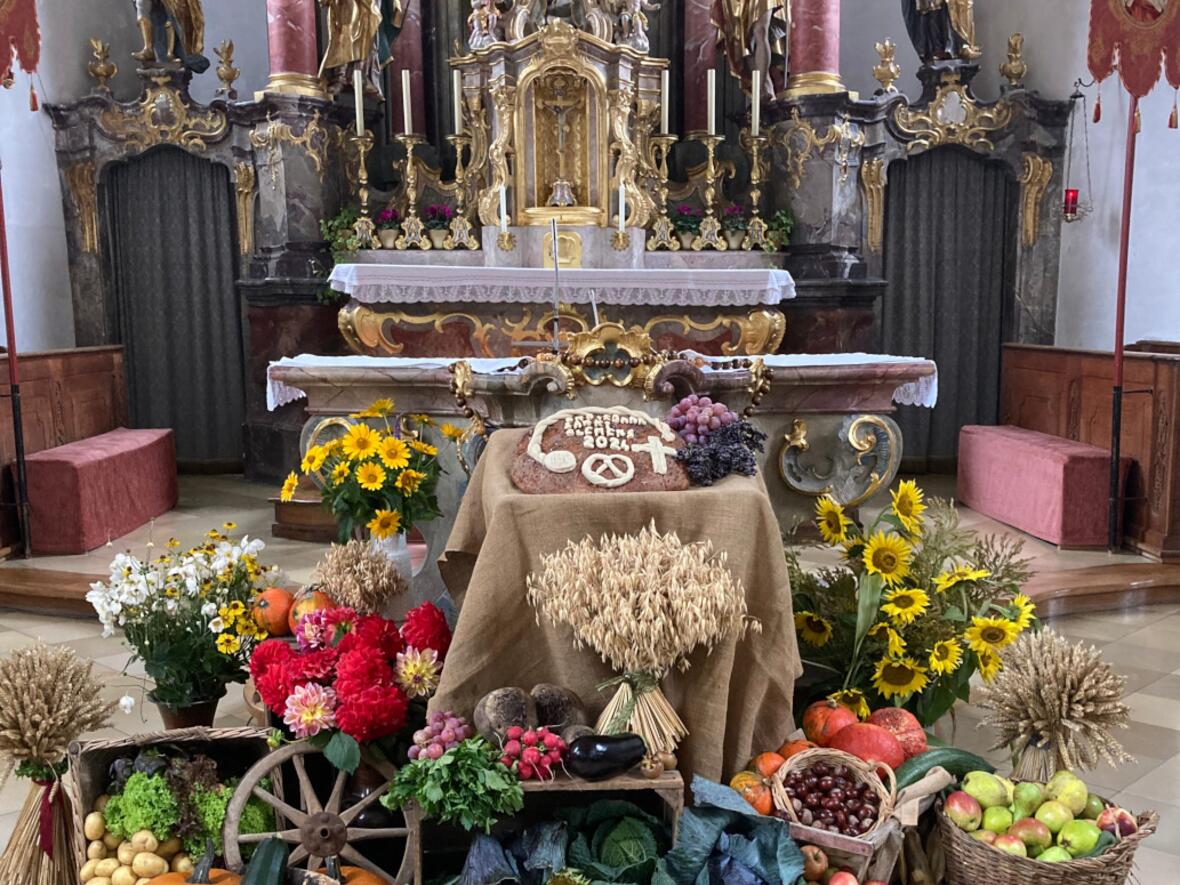 reich-geschmueckter-erntedankaltar4740313
