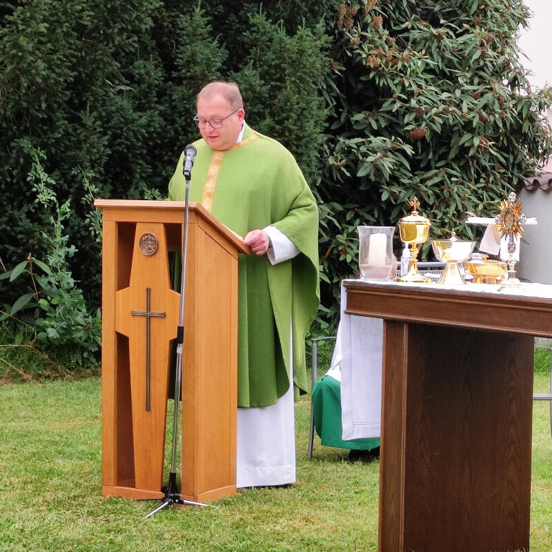 gottedienst-im-pfarrgarten4764228