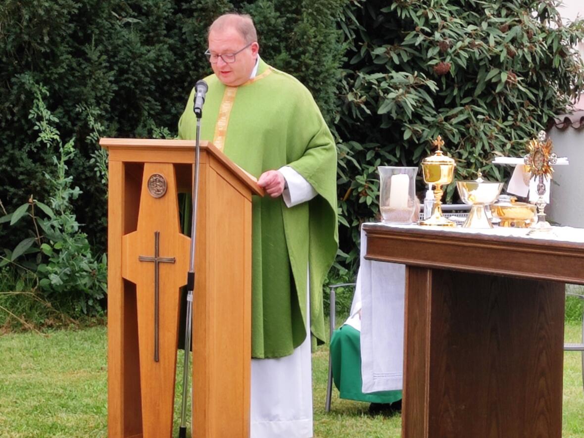 gottedienst-im-pfarrgarten4764228