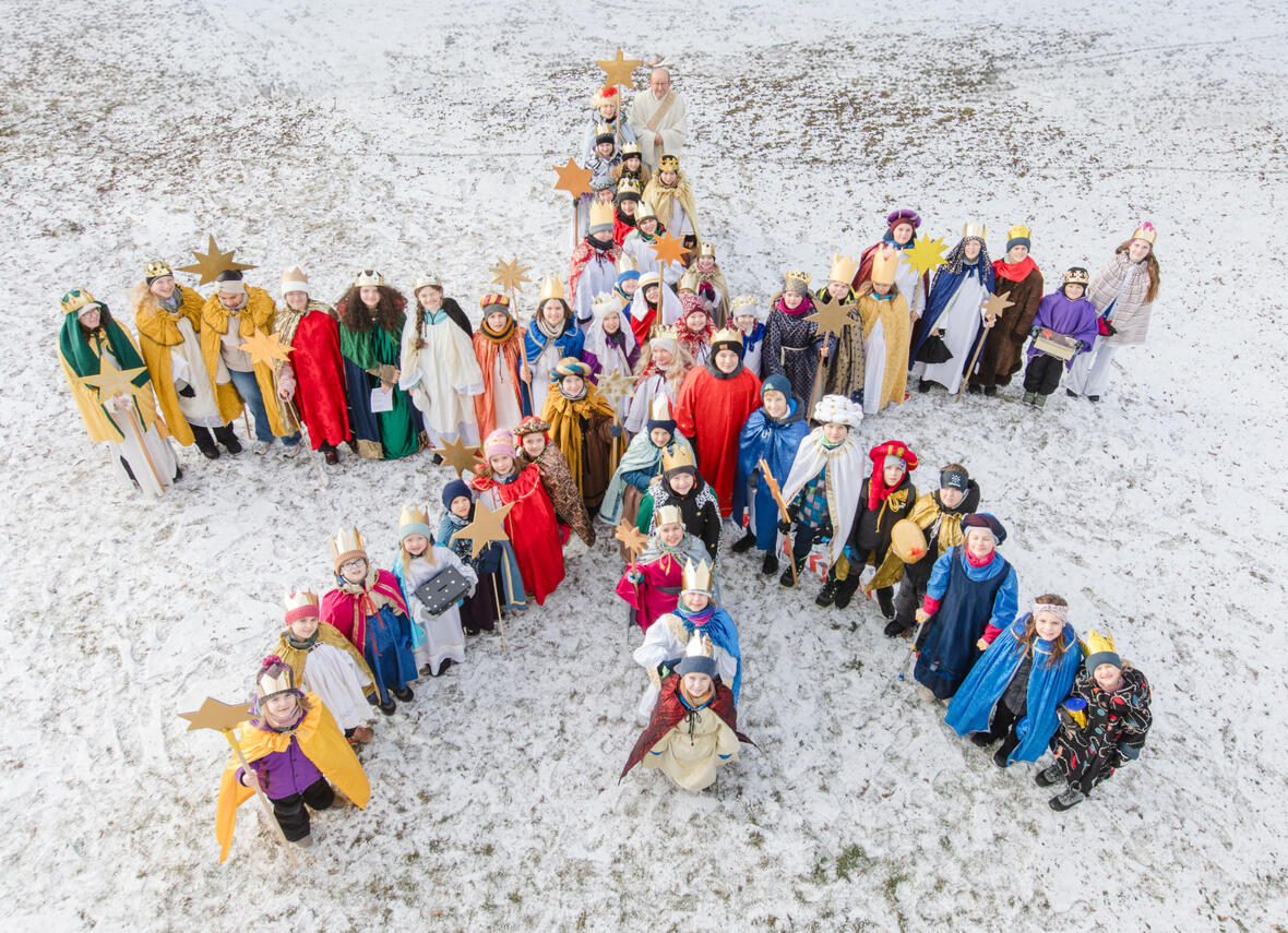 sternsinger-unterwegs-von-tuer-zu-tuer4941081