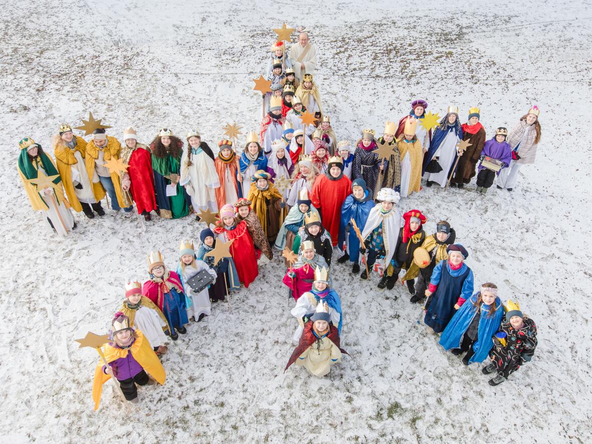 sternsinger-unterwegs-von-tuer-zu-tuer4941081