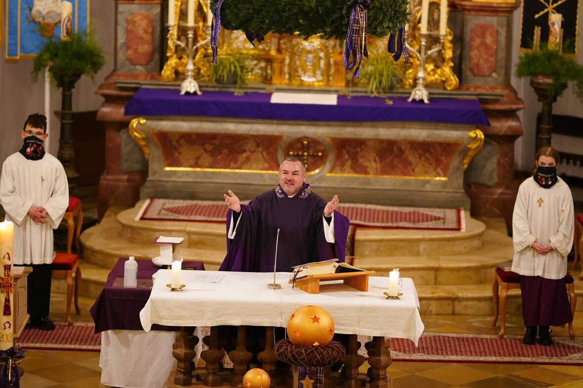Herr Pfarrer Altar
