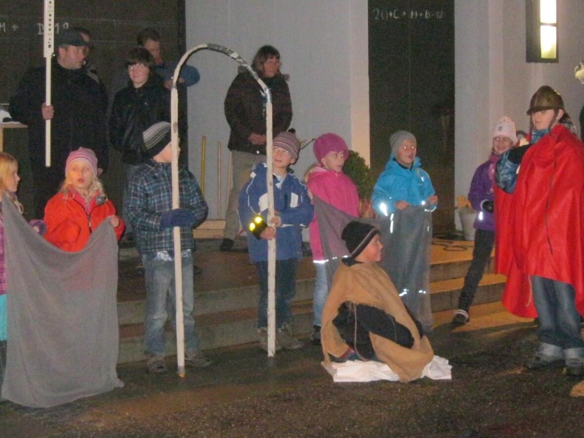 Kinder beim Martinsspiel