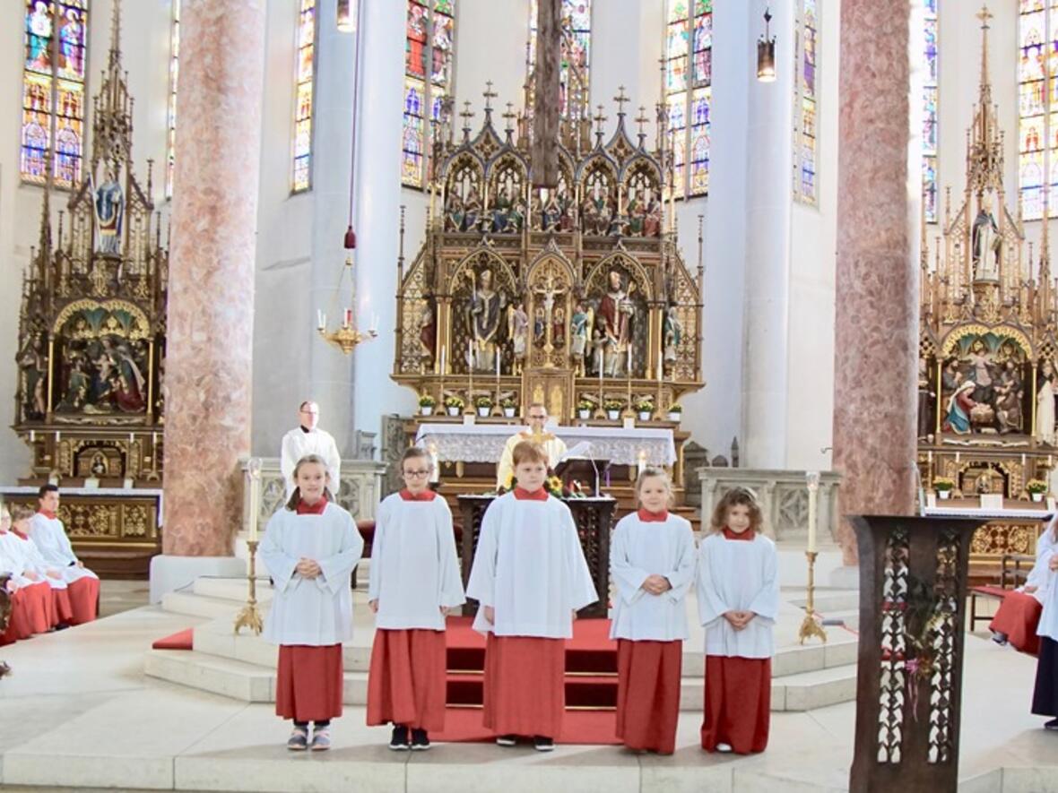 ministranten-freuen-sich-ueber-zuwachs3572596