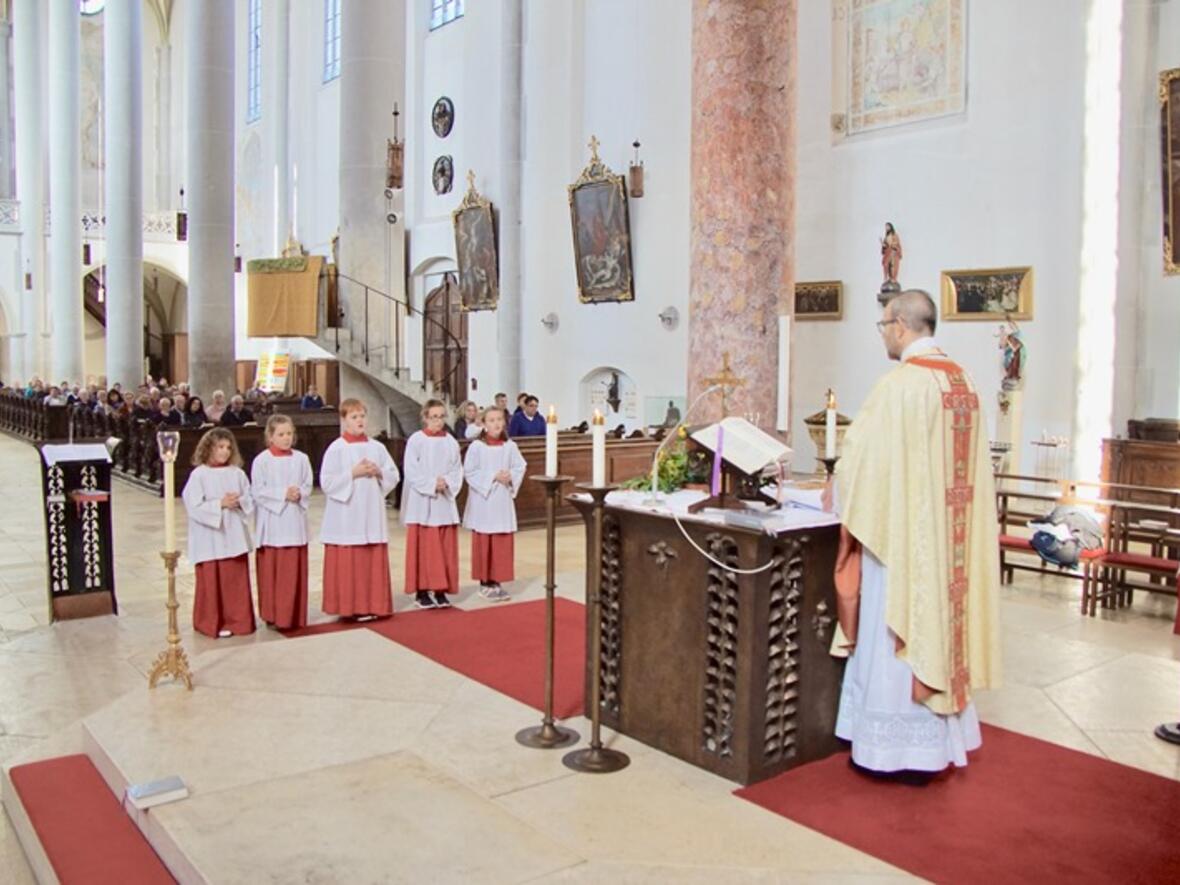 ministranten-freuen-sich-ueber-zuwachs3572599