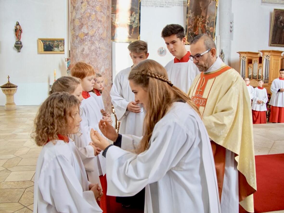 ministranten-freuen-sich-ueber-zuwachs3572602