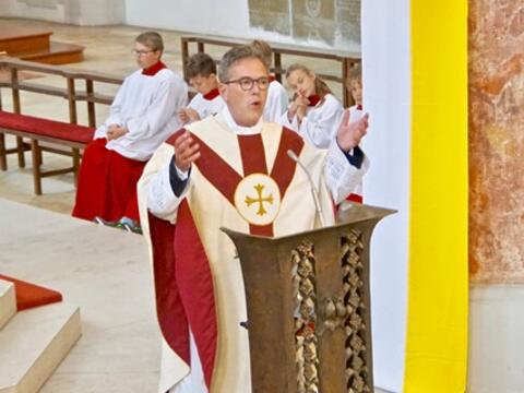 stadtpfarrer-de-blasi-feiert-25-jaehriges-priesterjubilaeum3801258