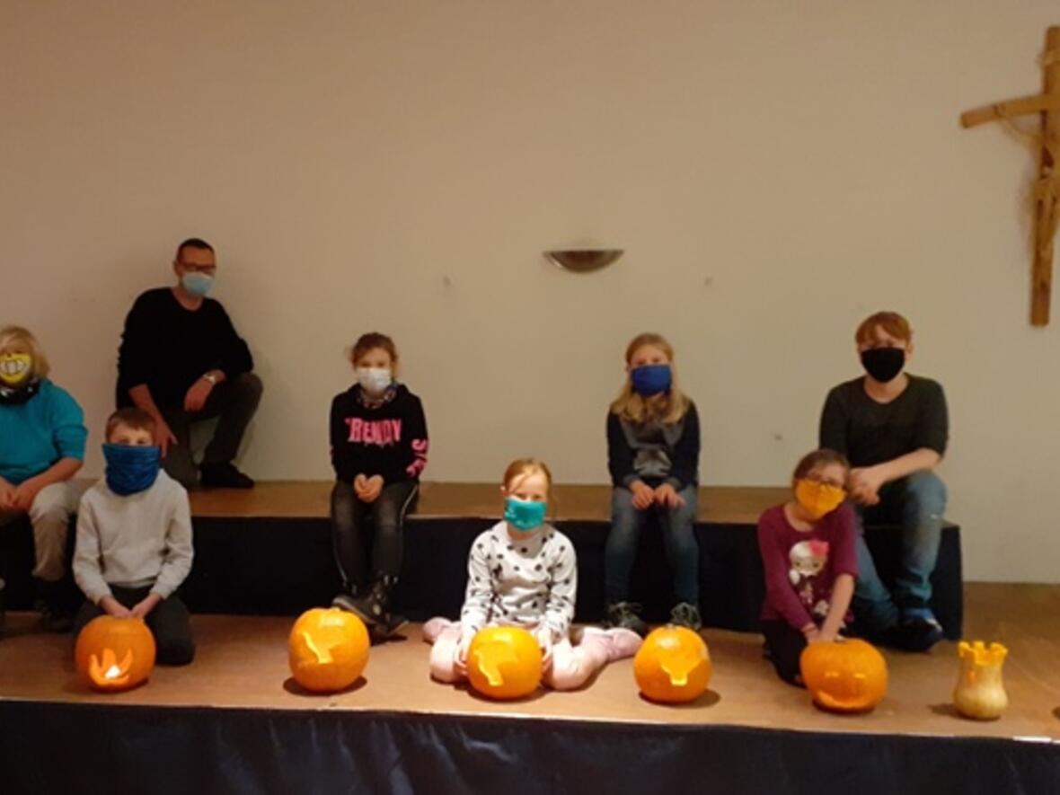 lauinger-ministranten-schnitzten-holyween-kuerbisse3915752