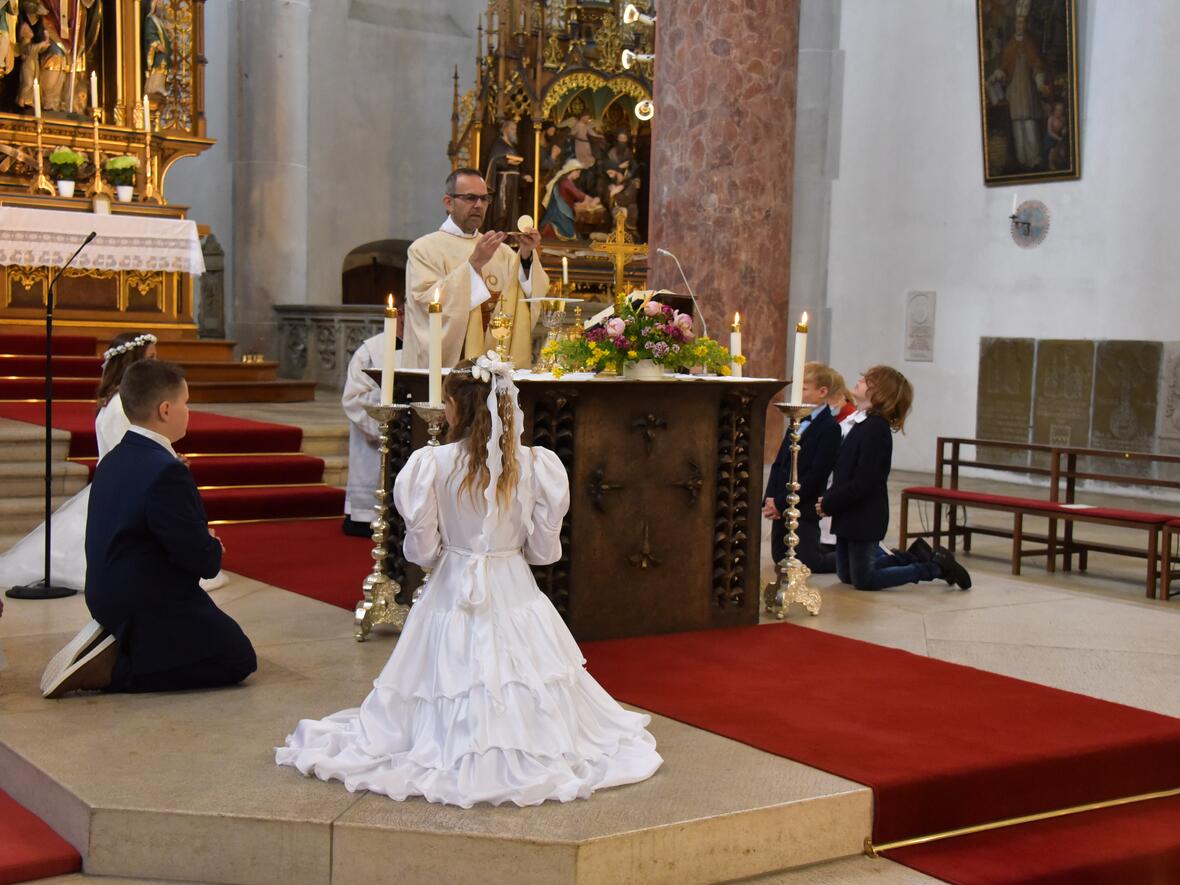 32-maedchen-und-buben-zum-ersten-mal-am-tisch-des-herrn4121609