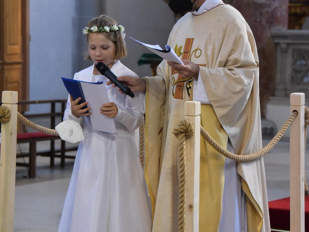 32-maedchen-und-buben-zum-ersten-mal-am-tisch-des-herrn4121635