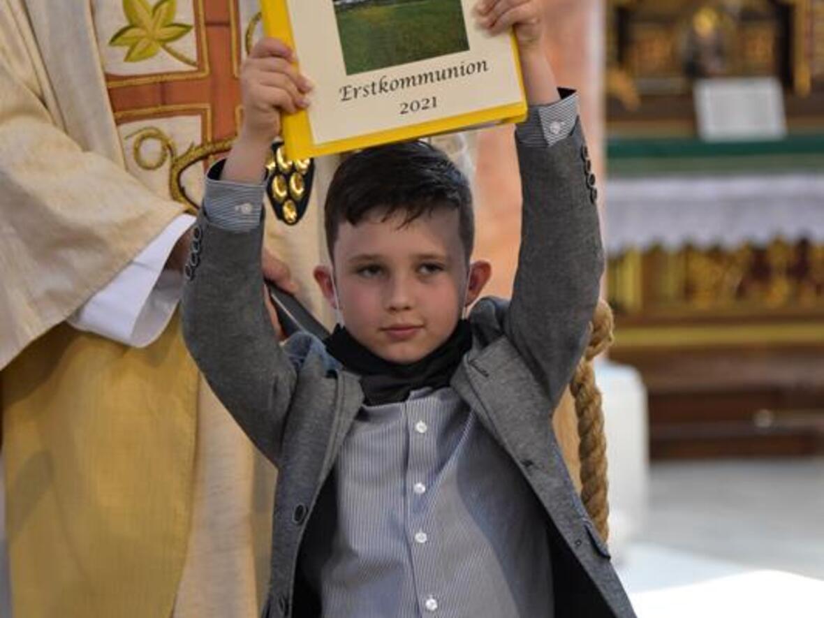 32-maedchen-und-buben-zum-ersten-mal-am-tisch-des-herrn4121638