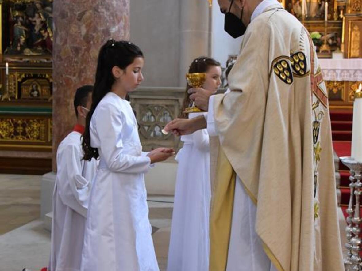 32-maedchen-und-buben-zum-ersten-mal-am-tisch-des-herrn4121641