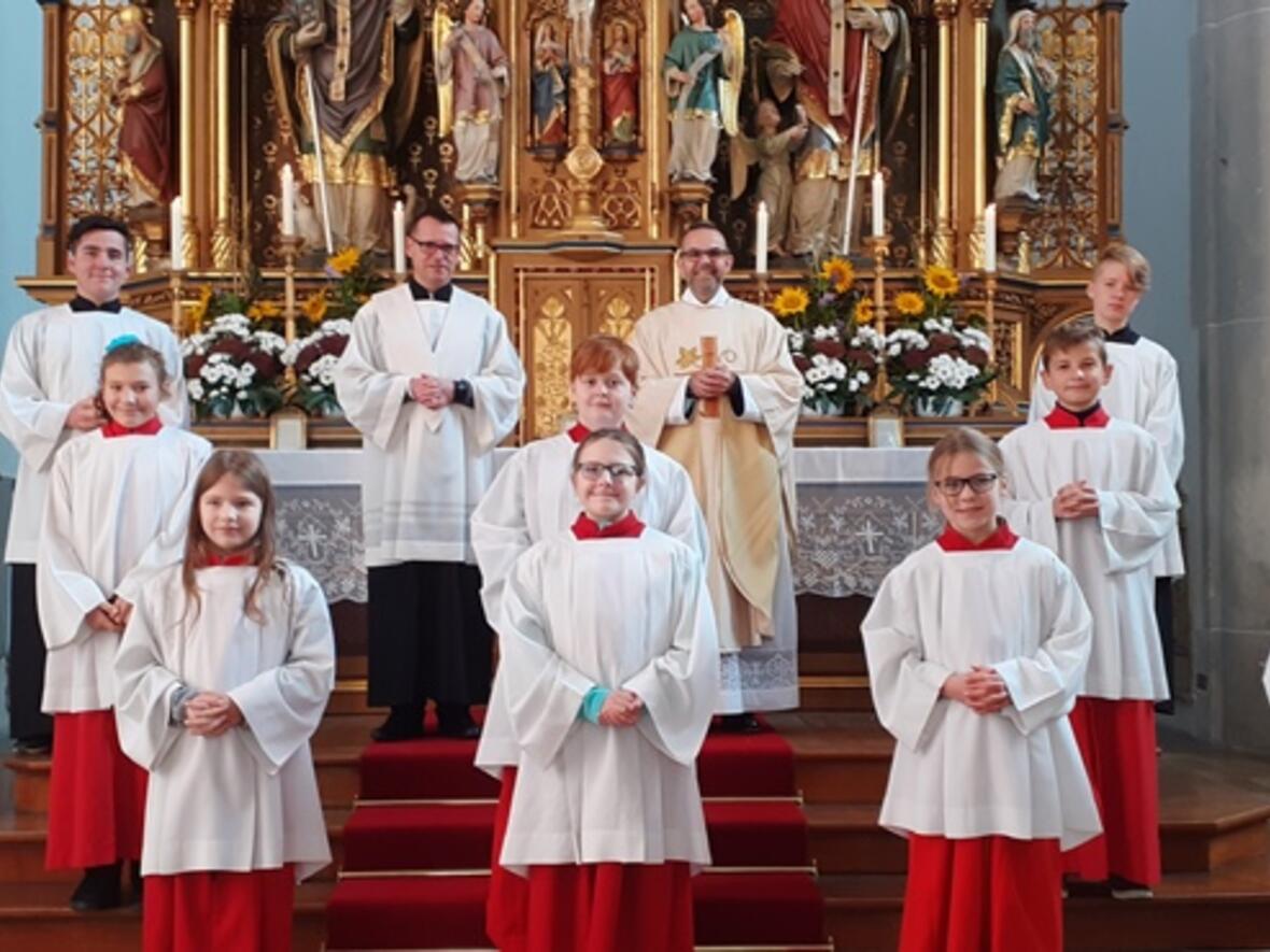 ministranten-freuen-sich-ueber-zuwachs4165199