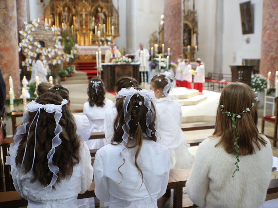 39-maedchen-und-buben-empfangen-zum-ersten-mal-den-leib-christi4288731