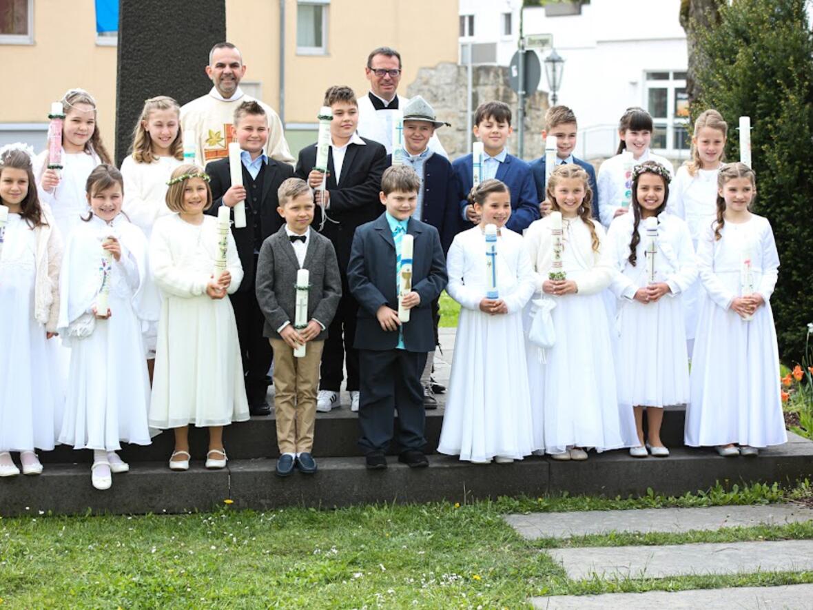 39-maedchen-und-buben-empfangen-zum-ersten-mal-den-leib-christi4288760