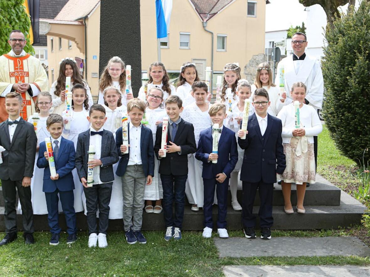 39-maedchen-und-buben-empfangen-zum-ersten-mal-den-leib-christi4288763