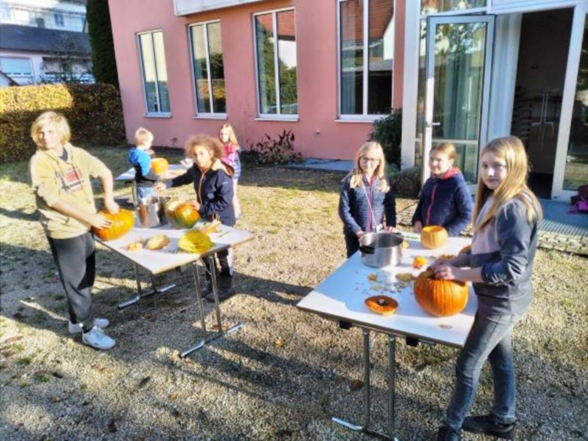 ministranten-schnitzten-holyween-kuerbisse4372149