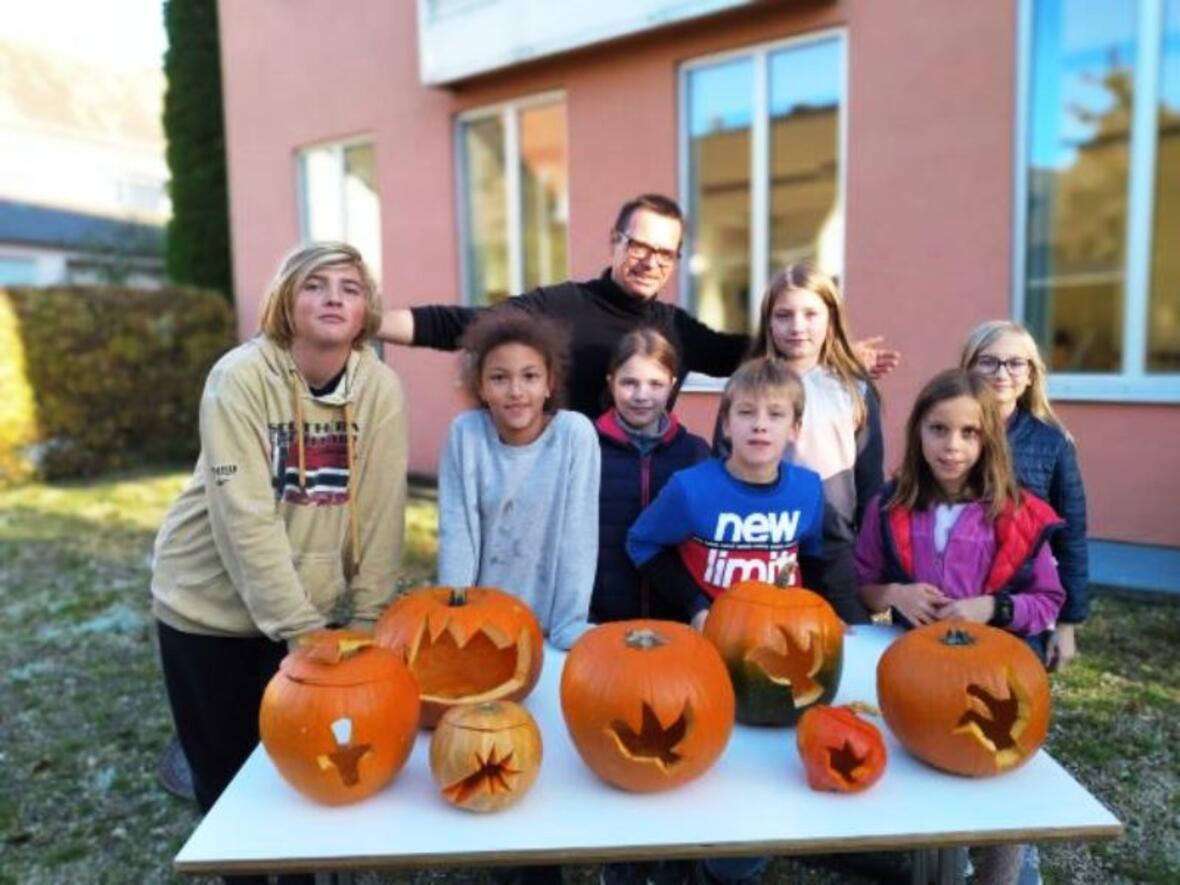 ministranten-schnitzten-holyween-kuerbisse4372152