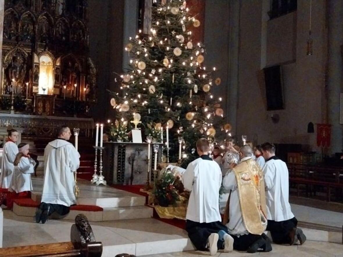 Beweihräucherung der Krippe bei der Christmette