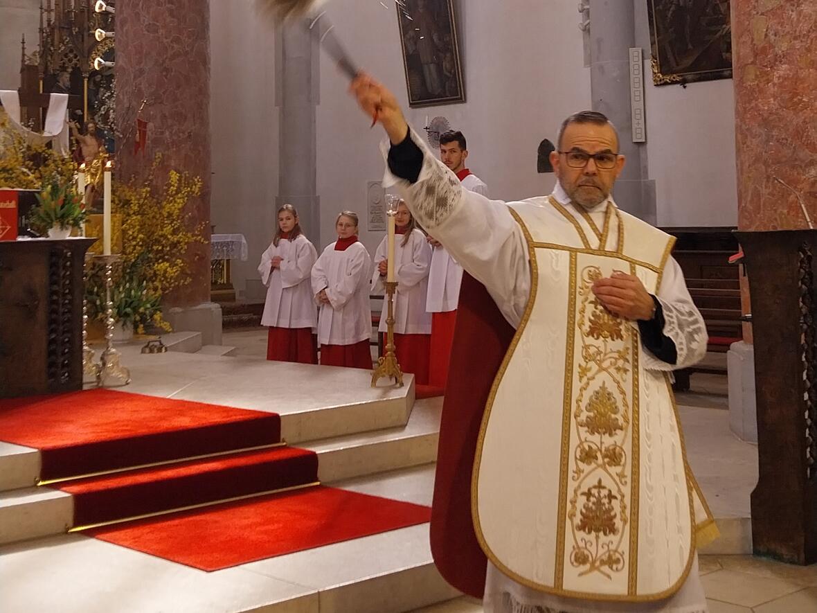 Weihwasserspendung am Ostermorgen