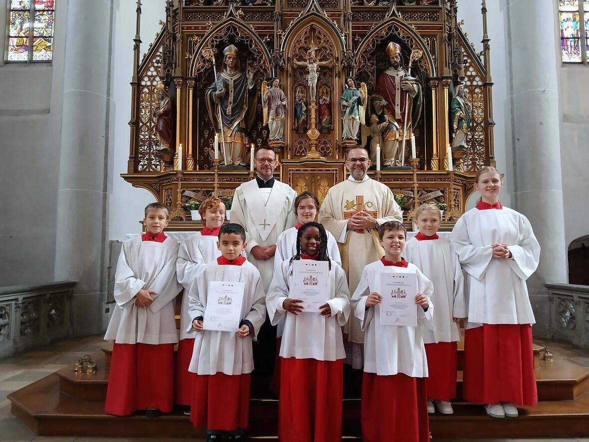 Unsere drei neuen Ministranten: Daniel, Karen und Lukas (erste Reihe von links nach rechts)