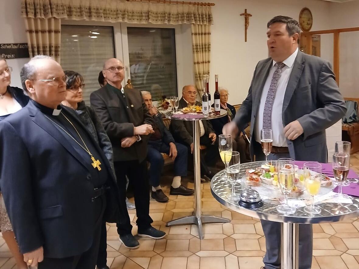 der-kupferglanz-der-erneuerten-turmzwiebel-fiel-bischof-bertram-schon-von-weitem-ins-auge4739139