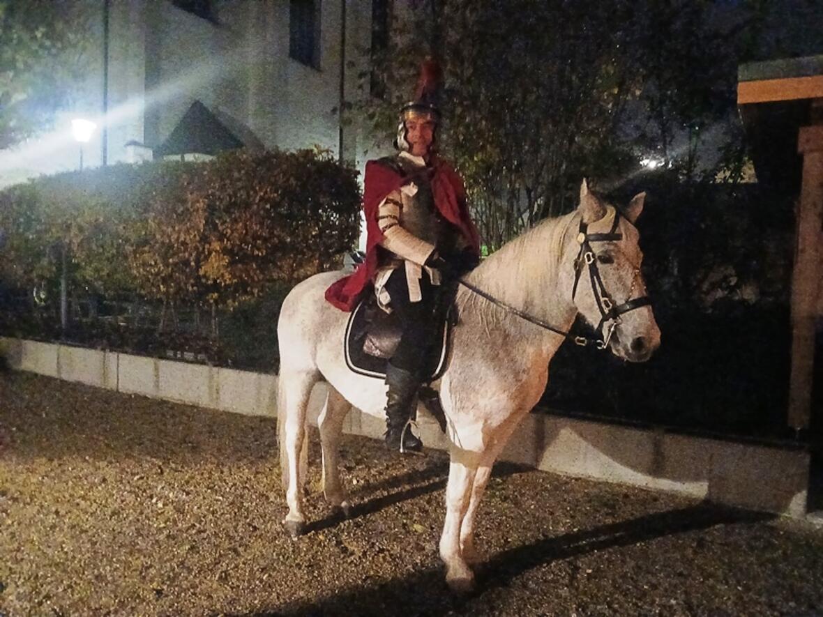 Der hl. Martin: hoch zu Ross im Pfarrgarten