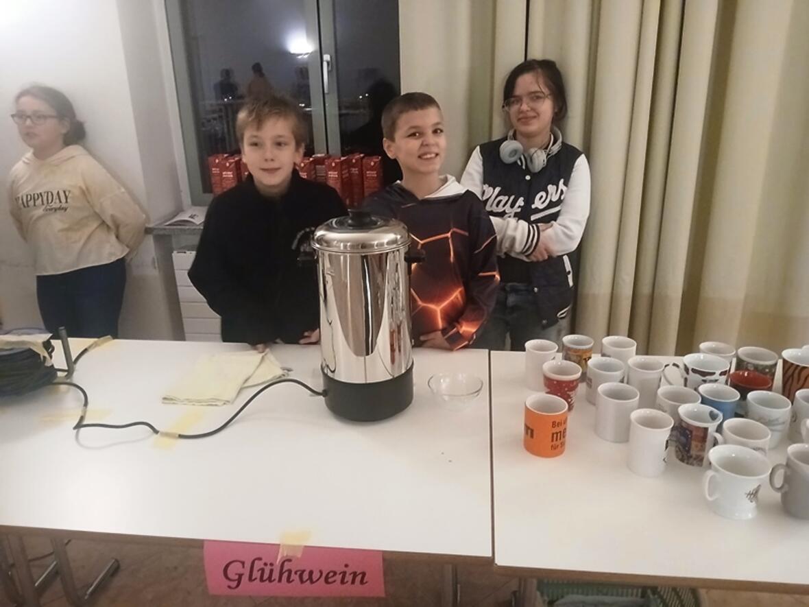 Ministranten beim Glühwein-/Punschausschank