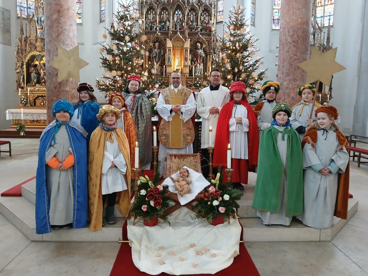 Ein Teil der Lauinger Sternsinger nach dem Hochamt im Münster