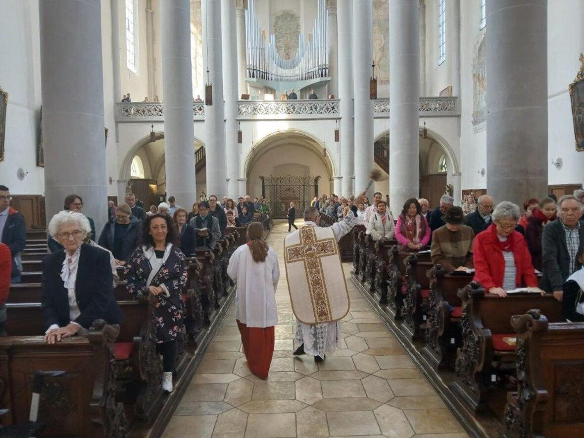 Weihwasserspendung am Ostermorgen