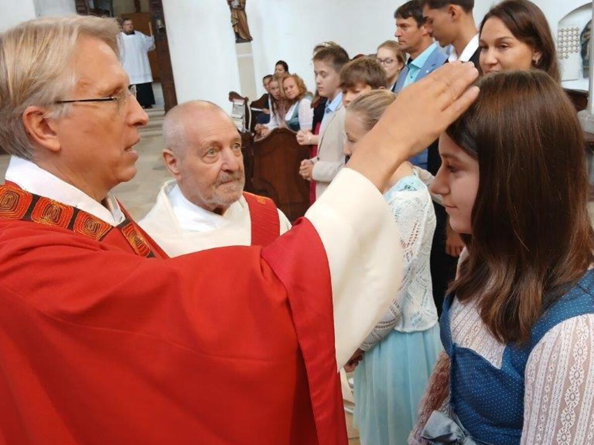 55-jugendliche-empfingen-das-sakrament-der-firmung4875699