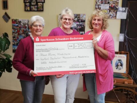 BU: Bei der Kräuterbuschenaktion des Mindelheimer Frauenbundes sind 750,- € zusammengekommen. Das Geld wurde an die "Blaue Blume - Zentrum für seelische Gesundheit im Alter" in Mindelheim übergeben. Auf dem Bild sind (von links) Rosemarie Zingerle und Monika Färber vom Frauenbund sowie Daniela Olgun zu sehen, die sich über den Geldsegen sehr freute.