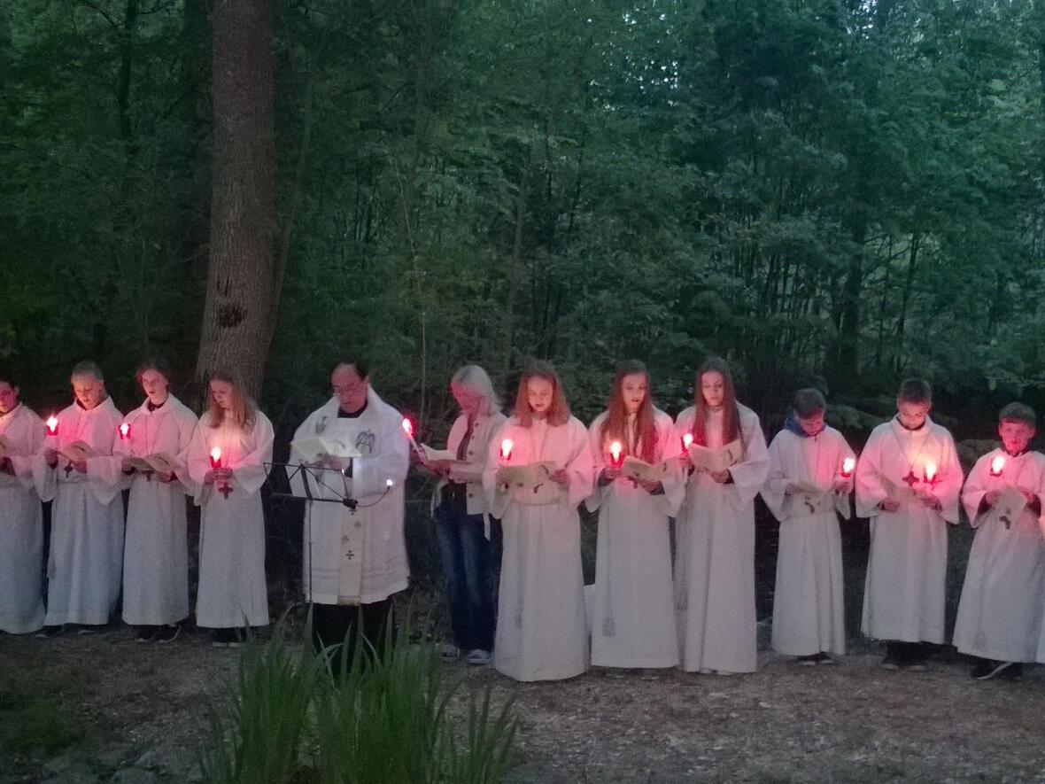 lichterprozession-zur-lourdesgrotte1698350