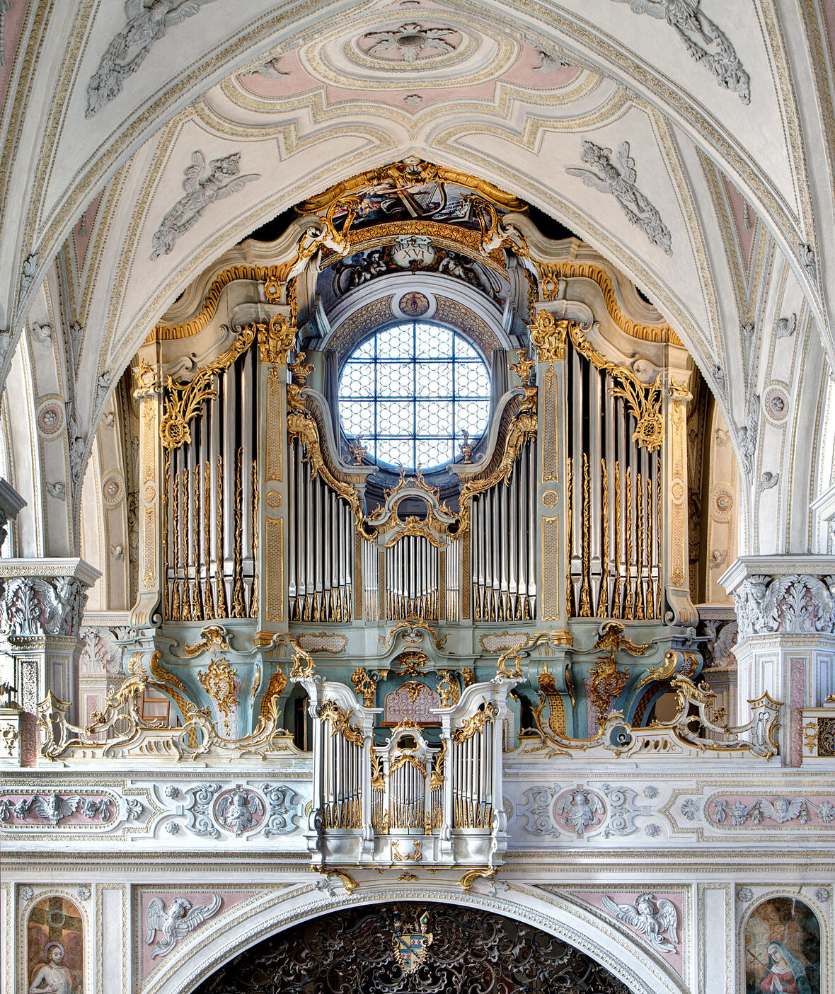 Heilig Kreuz Kirche von innen, Blick auf die Orgel