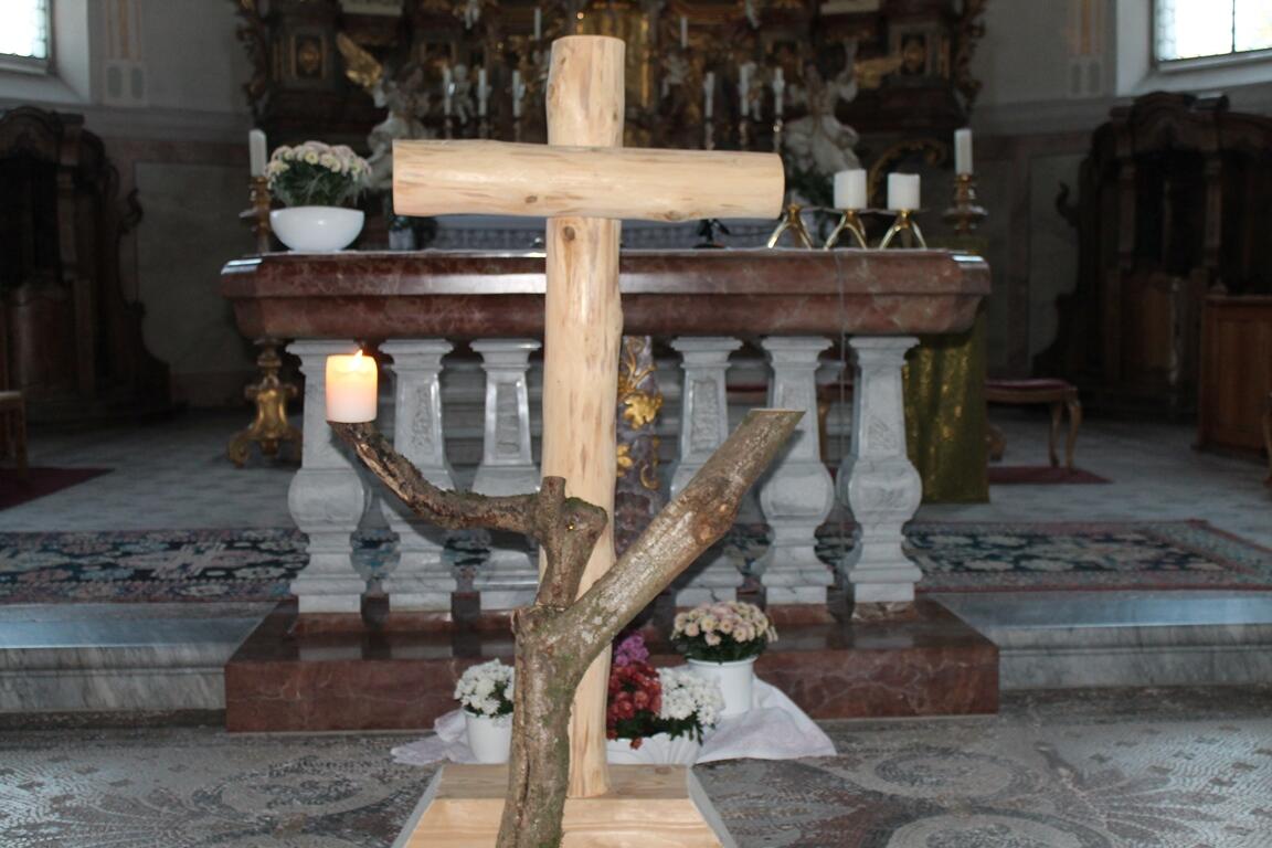 von Kaplan Norbert Rampp gefertigte Kreuz das uns bei den Abschiedsgebeten begleiten wird