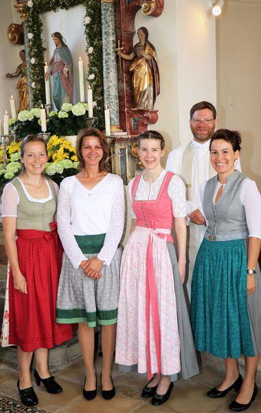 pfarrgemeinderat-und-ihr-team1468349