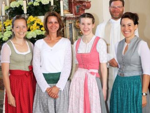 pfarrgemeinderat-und-ihr-team1468349