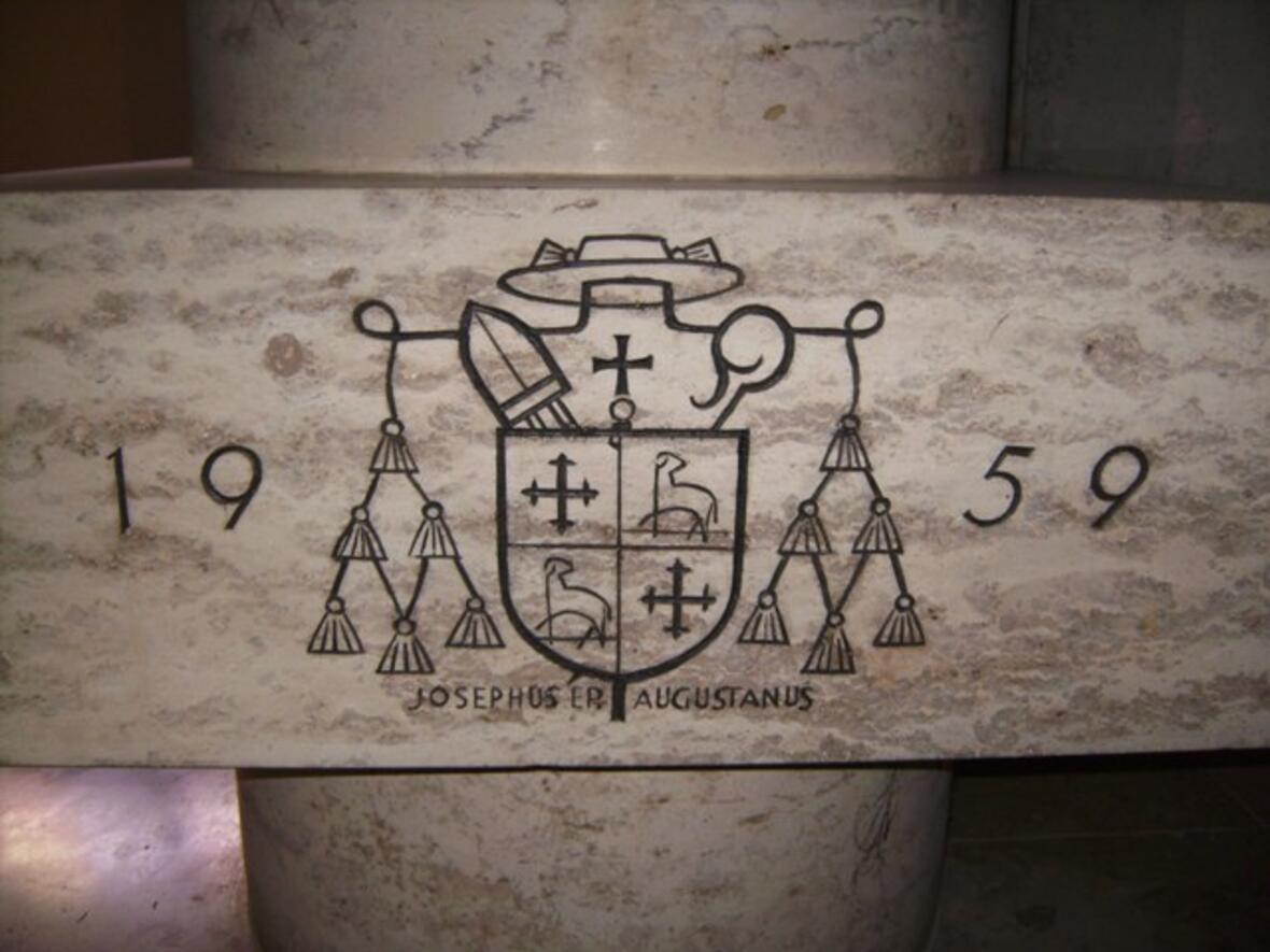 <p>Kanzel-ausschnitt-Grundstein</p>
