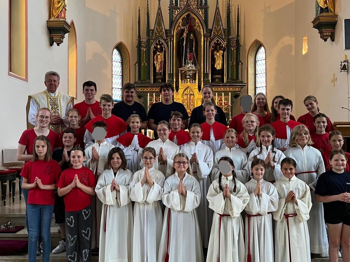 aufnahme-der-neuen-ministranten-in-st-walburga-ried4719188