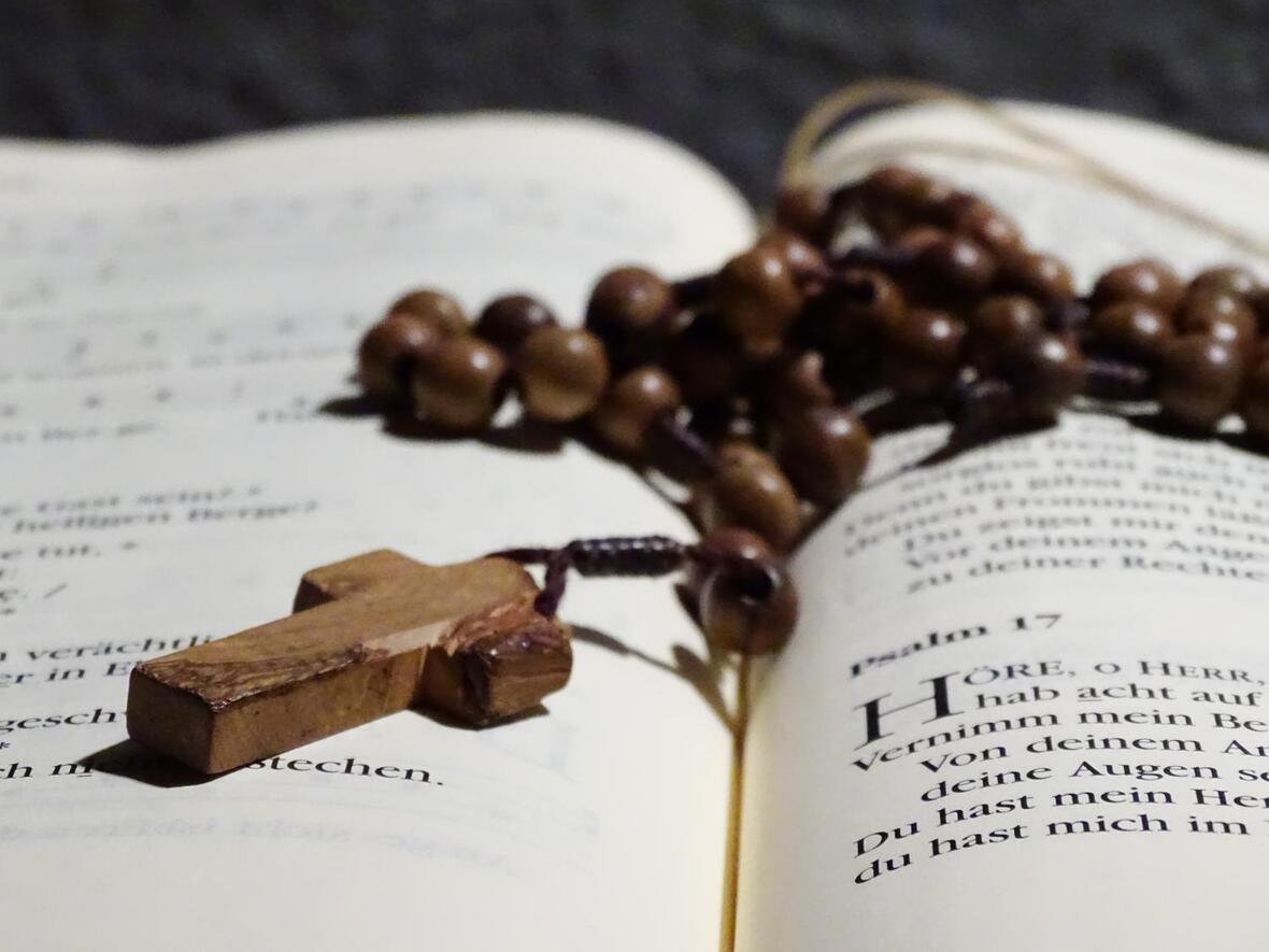 rosary-6136775_by_pumukel_pixabay_pfarrbriefservice
