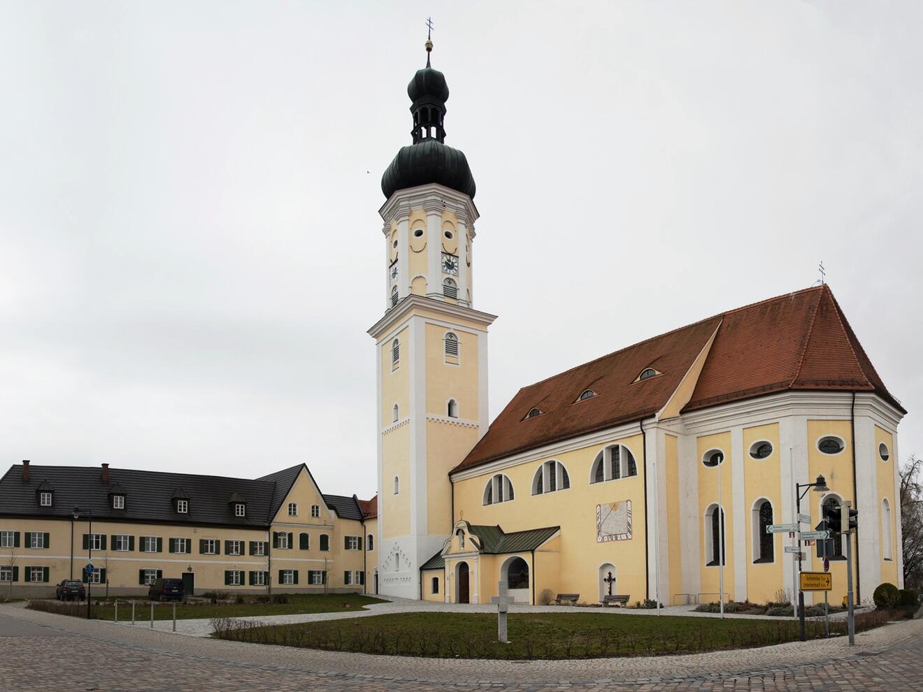 Pfarrkirche St. Magnus, Kirchplatz